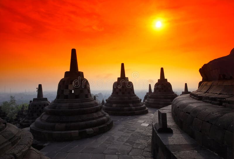 Stupas au niveau supérieur du temple de Borobudur sur l'islan images stock Stupas au niveau supérieur du temple de Borobudur sur l'islan images stock