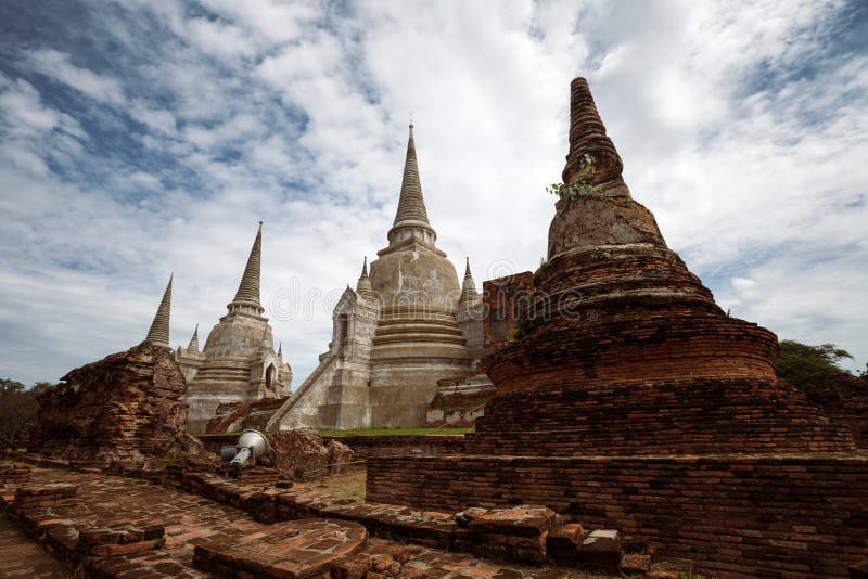 Stupas budistas antigos no capital velho de Ayutthaya, Tailândia foto de stock Stupas budistas antigos no capital velho de Ayutthaya, Tailândia foto de stock