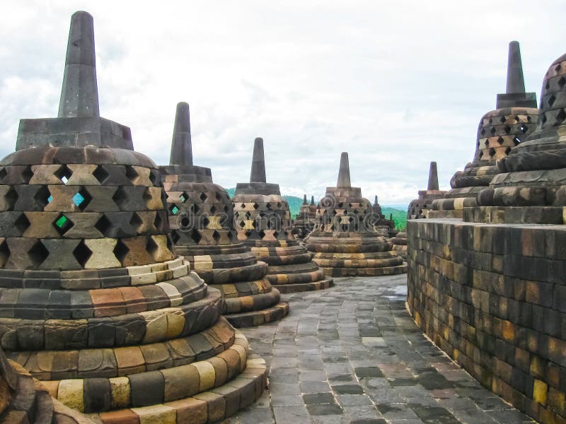 Stupas dans le temple de Borobudur, Java-Centrale chez l'Indonésie photo stock Stupas dans le temple de Borobudur, Java-Centrale chez l'Indonésie photo stock