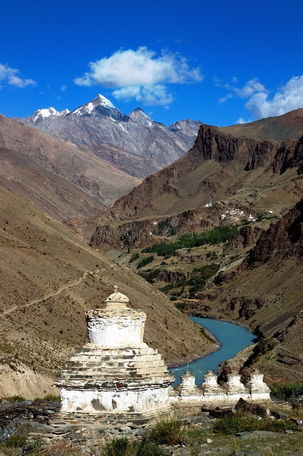 Estupas tibetanas em Ladakh fotos de stock royalty free