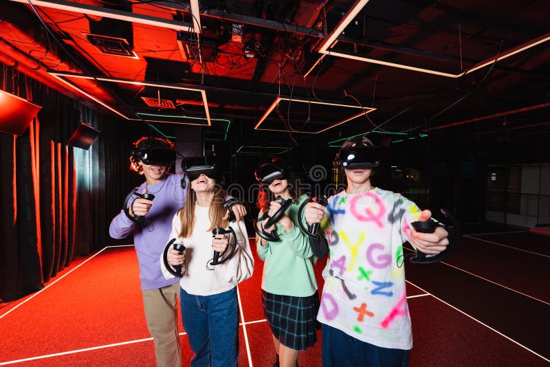 Stupiti adolescenti multietnici che giocano in vr fotografia stock