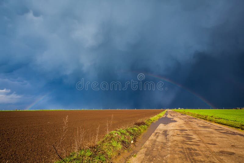 Sturmhimmel und -regenbogen stockfotos Sturmhimmel und -regenbogen stockfotos