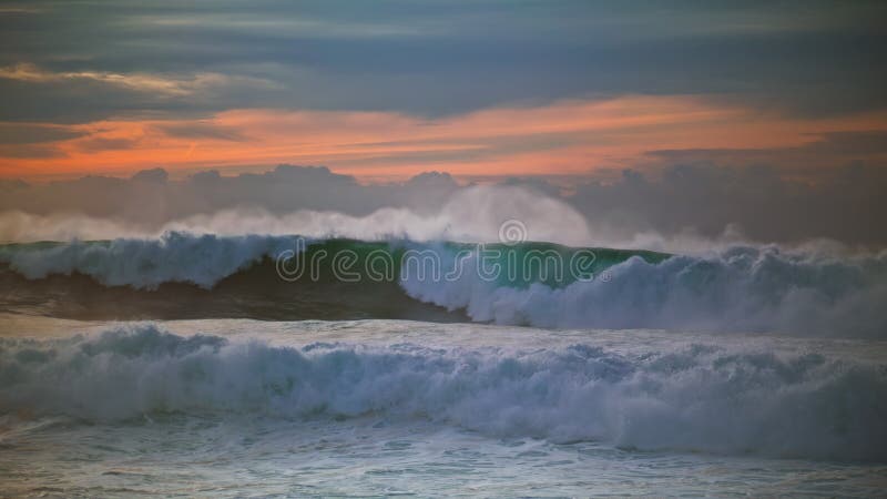 Sturmwellen, die bis ans Ufer rollen. große, mächtige Surfbretter am wolkigen Himmel. stockfotos