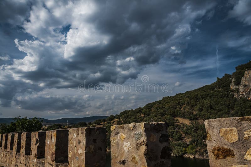Sturmwolken in der Festung stockfotografie Sturmwolken in der Festung stockfotografie
