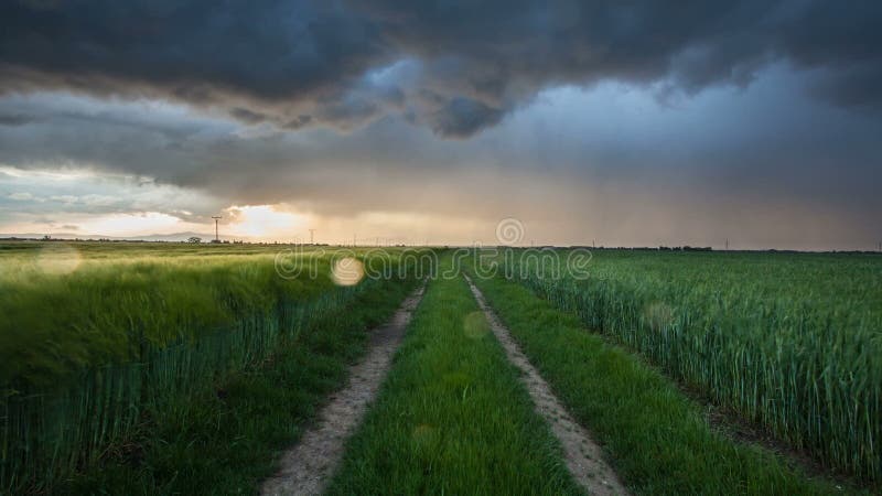 Sturmwolken über Feld - Zeitspanne