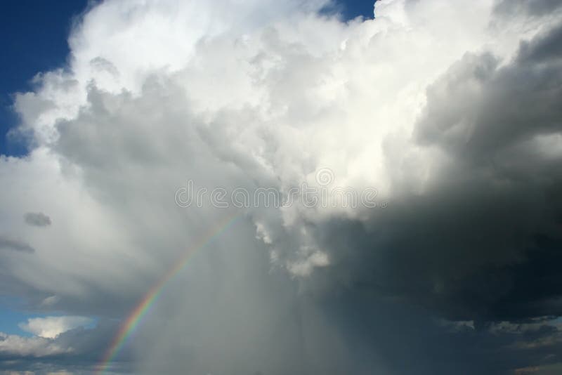 Sturmwolkenregenbogen stockbild Sturmwolkenregenbogen stockbild