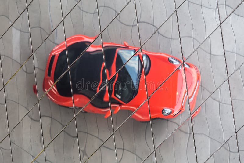 Stuttgart, Baden-Wurttemberg/Alemania - 21 08 18: coche de Porsche en frente algunas veces las reflexiones de Stuttgart Alemania imagen de archivo libre de regalías Stuttgart, Baden-Wurttemberg/Alemania - 21 08 18: coche de Porsche en frente algunas veces las reflexiones de Stuttgart Alemania imagen de archivo libre de regalías