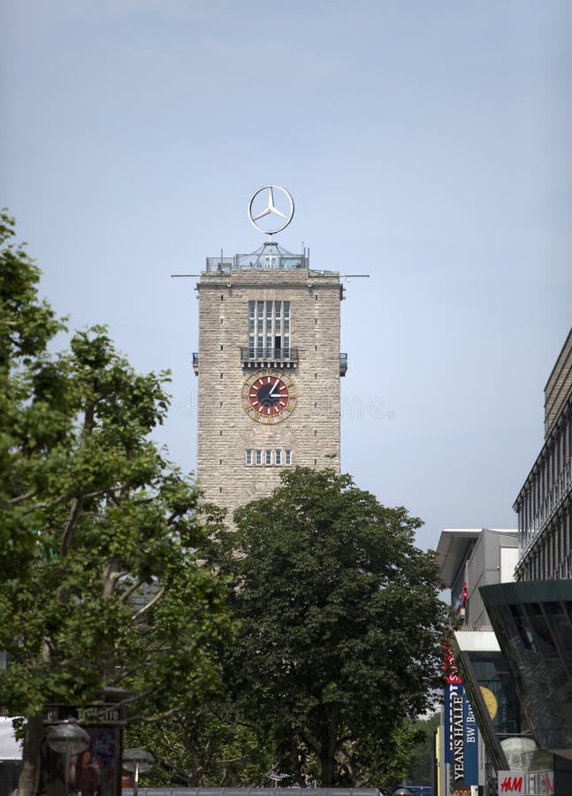STUTTGART, DEUTSCHLAND 31. MAI 2012: Der Turm von Stuttgart-Hauptbahnhof mit dem drehenden Mercedes-Benz-Logo stockfotos STUTTGART, DEUTSCHLAND 31. MAI 2012: Der Turm von Stuttgart-Hauptbahnhof mit dem drehenden Mercedes-Benz-Logo stockfotos