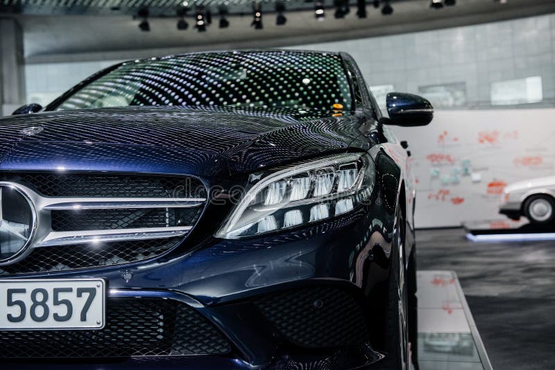 STUTTGART, DUITSLAND - 16 OKTOBER, 2018: Mercedes Museum Blauwe moderne luxueuze auto met ander voertuig achter geparkeerd binnen stock foto's STUTTGART, DUITSLAND - 16 OKTOBER, 2018: Mercedes Museum Blauwe moderne luxueuze auto met ander voertuig achter geparkeerd binnen stock foto's