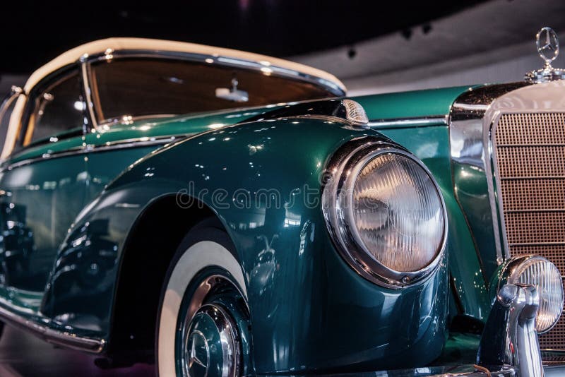 STUTTGART, NIEMCY - 16 PAŹDZIERNIKA 2018 R.: Muzeum Mercedesa Widok z przodu zielonego vintage car fotografia royalty free STUTTGART, NIEMCY - 16 PAŹDZIERNIKA 2018 R.: Muzeum Mercedesa Widok z przodu zielonego vintage car fotografia royalty free