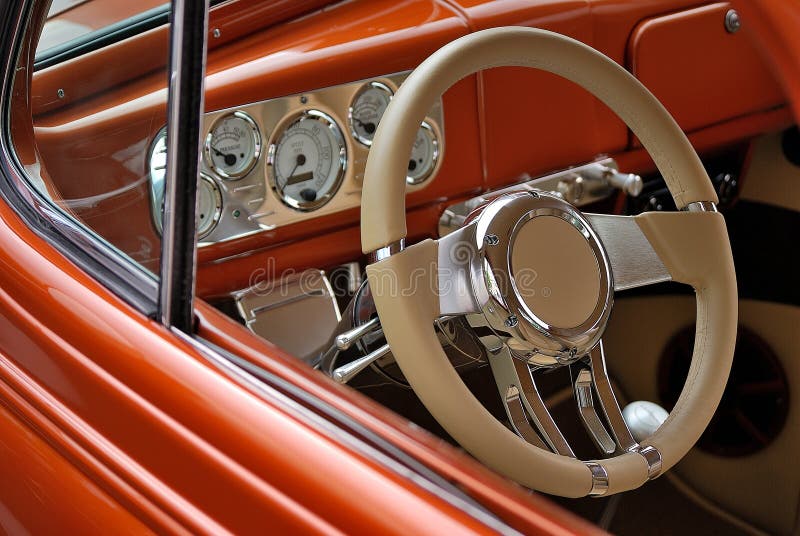 Stuurwiel en dashboard van Amerikaanse auto royalty-vrije stock afbeelding Stuurwiel en dashboard van Amerikaanse auto royalty-vrije stock afbeelding
