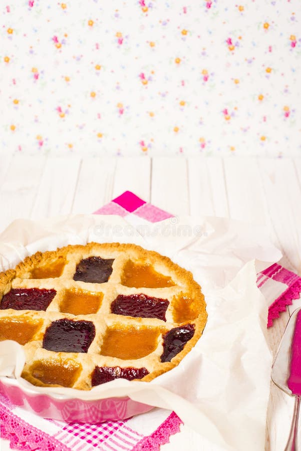 Stwarza ognisko domowe robić nieociosany tarta z 3 marmalades typem. Nieociosany crostata, w? oszczyzna piec tarta z 3 typ marmoladowy kosmos kopii