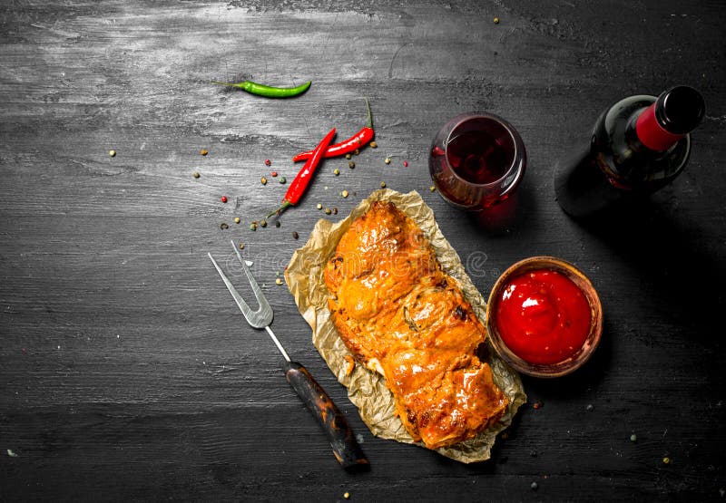 stycke av grillat kött med rött vin royaltyfria foton stycke av grillat kött med rött vin royaltyfria foton