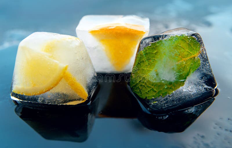 Stycken av is med citronen, mintkaramell, apelsin royaltyfria bilder Stycken av is med citronen, mintkaramell, apelsin royaltyfria bilder