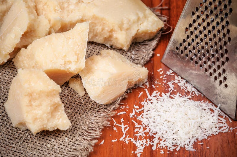 Stycken av parmesan fotografering för bildbyråer Stycken av parmesan fotografering för bildbyråer