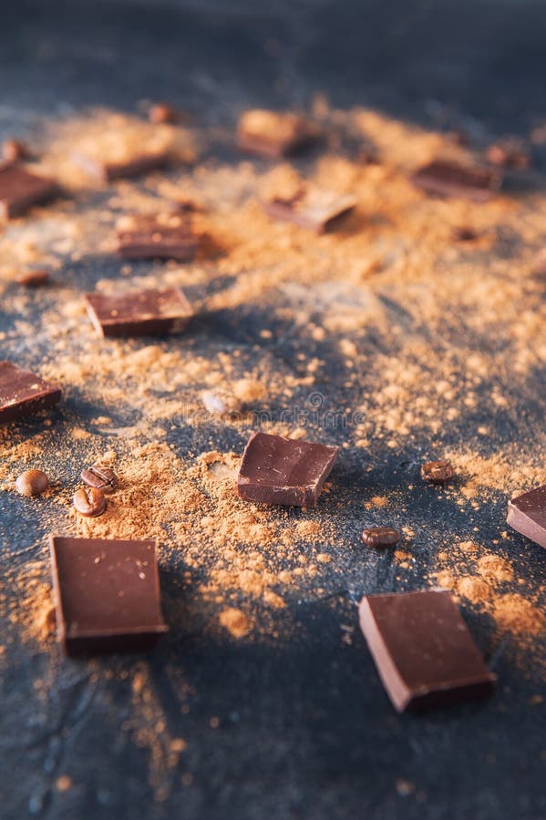 Stycken för chokladstång, kakaopulver och kaffebönor på mörk stenbakgrund Bakgrund med choklad Skivor av choklad Swee arkivfoton Stycken för chokladstång, kakaopulver och kaffebönor på mörk stenbakgrund Bakgrund med choklad Skivor av choklad Swee arkivfoton