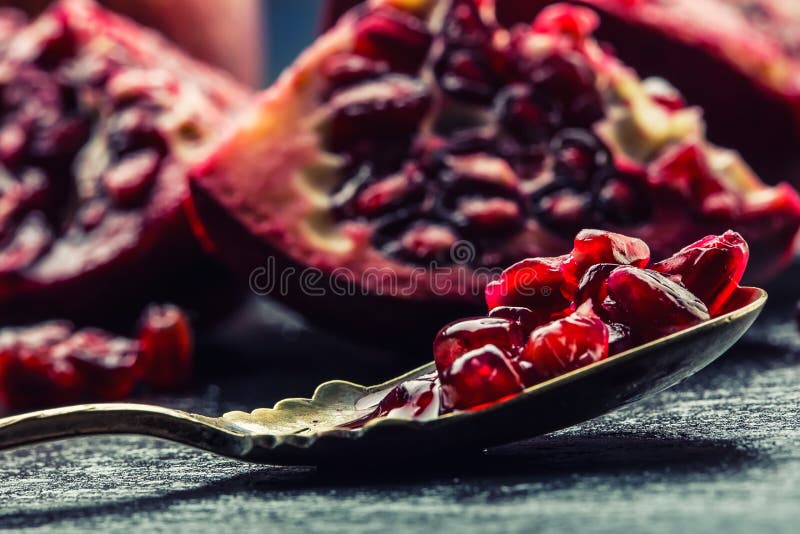 Stycken och korn av den mogna granatäpplet superfoods för pomegranate för makro en för cholesterol kan tätt lägre sköt frö upp De arkivbilder