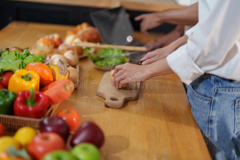 Styckning av potatis för tillagning eller framställning av sallad i hemköket. arkivfoto