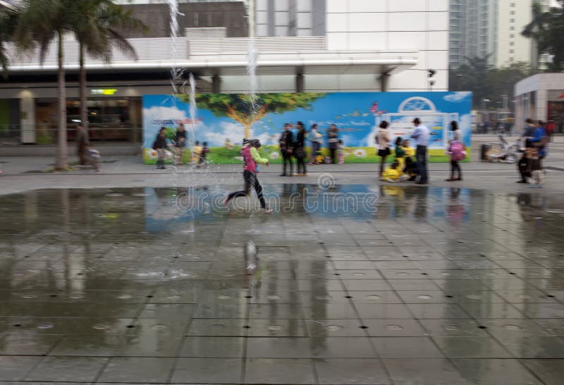 Styczeń 21, 2015, Hong Kong: wolnej prędkości żaluzi przedstawienia dzieci fotografia stock