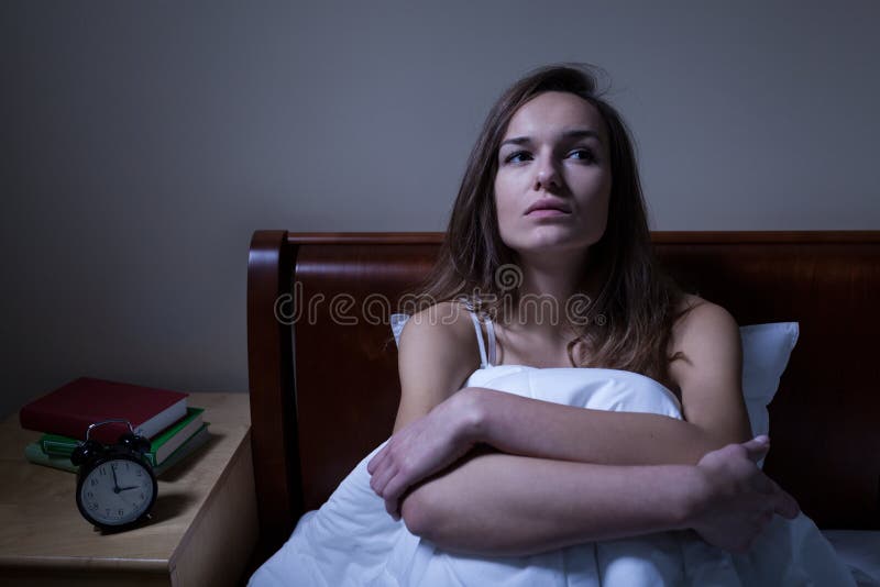 Stying pensativo da mulher sem sono na noite imagens de stock Stying pensativo da mulher sem sono na noite imagens de stock