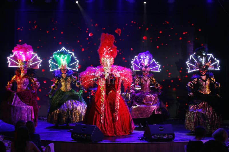 Styl Paryjski kabaret Na scenie w spektakularnym przedstawieniu Najważniejszym muzykalny theatre fotografia royalty free Styl Paryjski kabaret Na scenie w spektakularnym przedstawieniu Najważniejszym muzykalny theatre fotografia royalty free