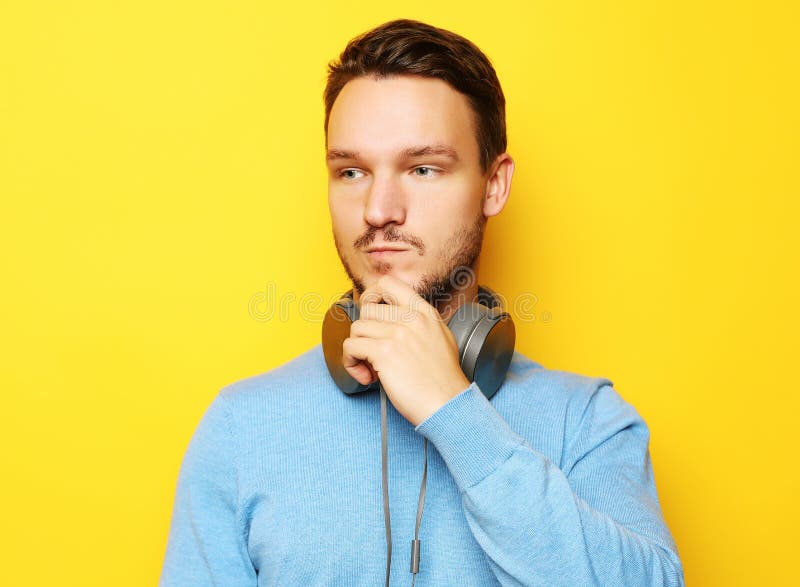 Styl życia i ludzie pojęć: młody człowiek słucha muzyka z fotografia royalty free Styl życia i ludzie pojęć: młody człowiek słucha muzyka z fotografia royalty free