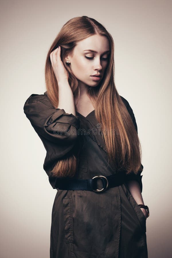 Style de Vogue tiré du beau modèle photographie stock libre de droits Style de Vogue tiré du beau modèle photographie stock libre de droits