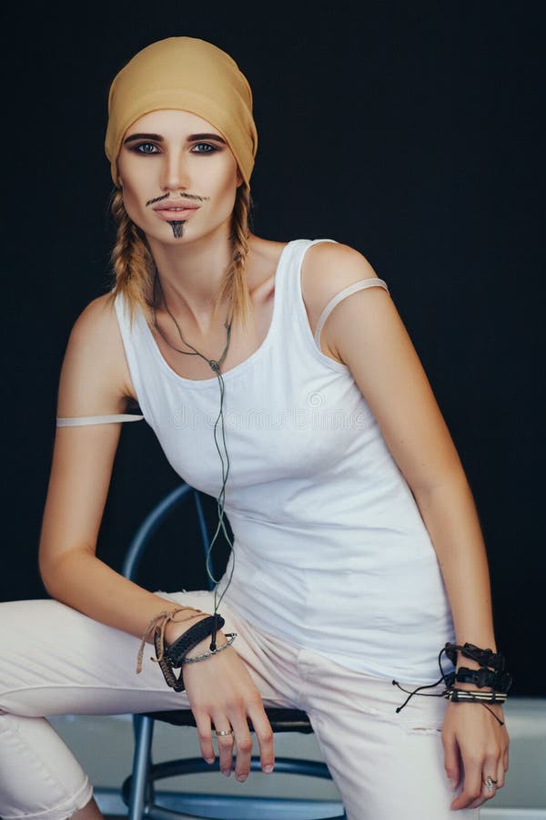 Style du pirate de l'homme pour une femme images libres de droits Style du pirate de l'homme pour une femme images libres de droits