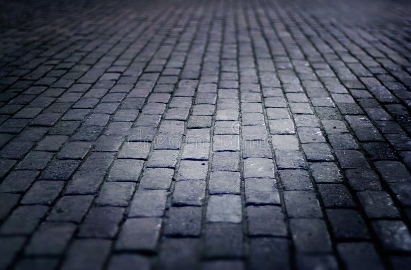Style pavé en cailloutis de brique de carrelage de rue vieux la nuit photo stock Style pavé en cailloutis de brique de carrelage de rue vieux la nuit photo stock