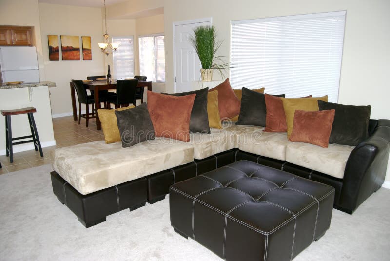 Moderní obývací pokoj s velkými kůže / semiš pohovka.