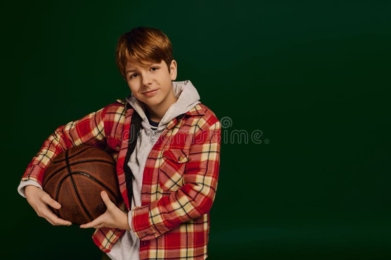Stylish preteen boy montrant son photos libres de droits
