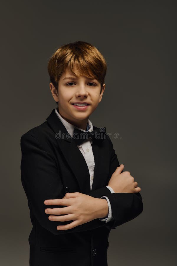 Stylish preteen boy pose avec confiance dans photographie stock libre de droits