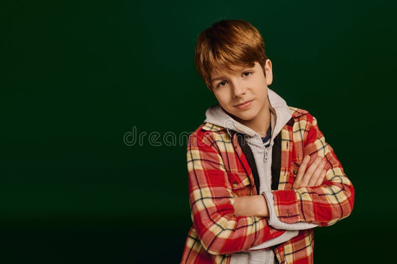 Stylish preteen boy présentant casual checké photo libre de droits