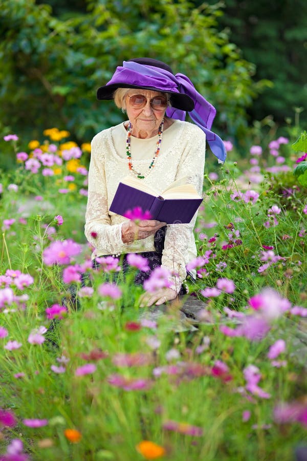Stylish senior woman reading outdoors royalty free stock photos Stylish senior woman reading outdoors royalty free stock photos