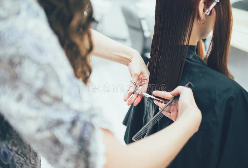 Stylista pracuje w piękno salonu, ostrzyżenia i włosy tytułowaniu, fotografia royalty free Stylista pracuje w piękno salonu, ostrzyżenia i włosy tytułowaniu, fotografia royalty free