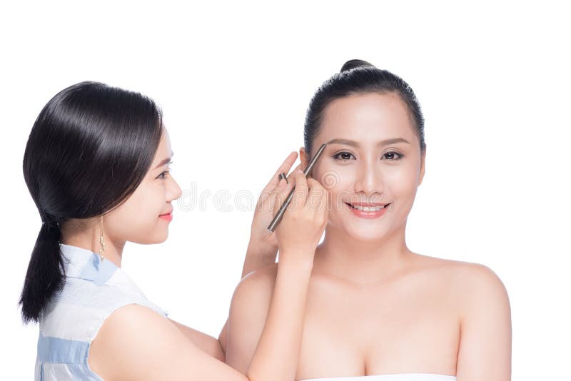 Stylisten gör yrkesmässig ögonmakeup Härlig asiatisk modell arkivfoton Stylisten gör yrkesmässig ögonmakeup Härlig asiatisk modell arkivfoton