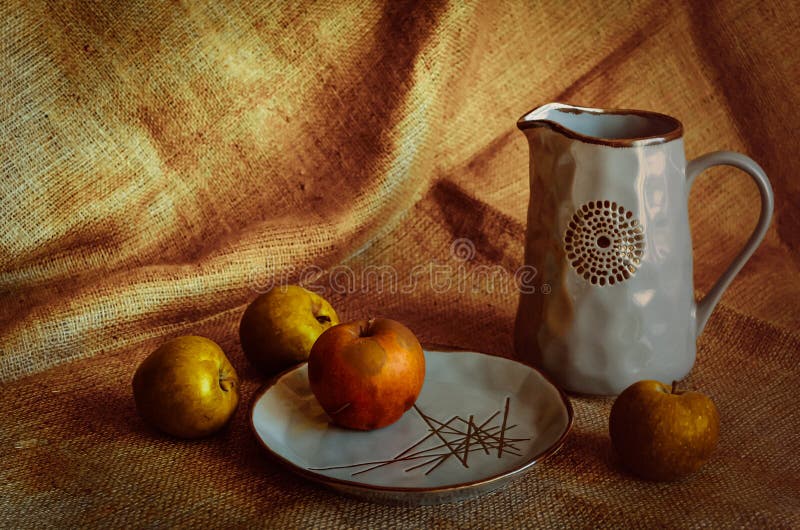 Stylization sous un style rustique Fond approximatif et poterie élégante Pommes d'automne sur la table Cruche avec le kvas fait m photo libre de droits Stylization sous un style rustique Fond approximatif et poterie élégante Pommes d'automne sur la table Cruche avec le kvas fait m photo libre de droits