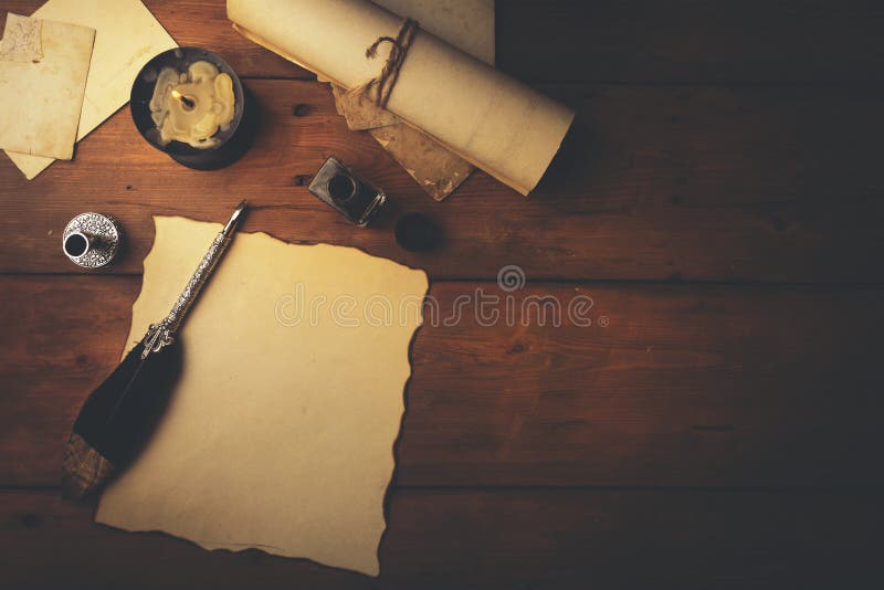 Stylo de cannette et vieux papier parcheminé sur la table en bois brune photographie stock