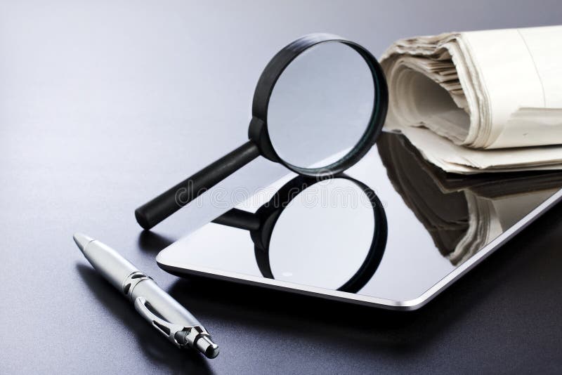 Stylo et journal de loupe de Tablette photographie stock libre de droits Stylo et journal de loupe de Tablette photographie stock libre de droits