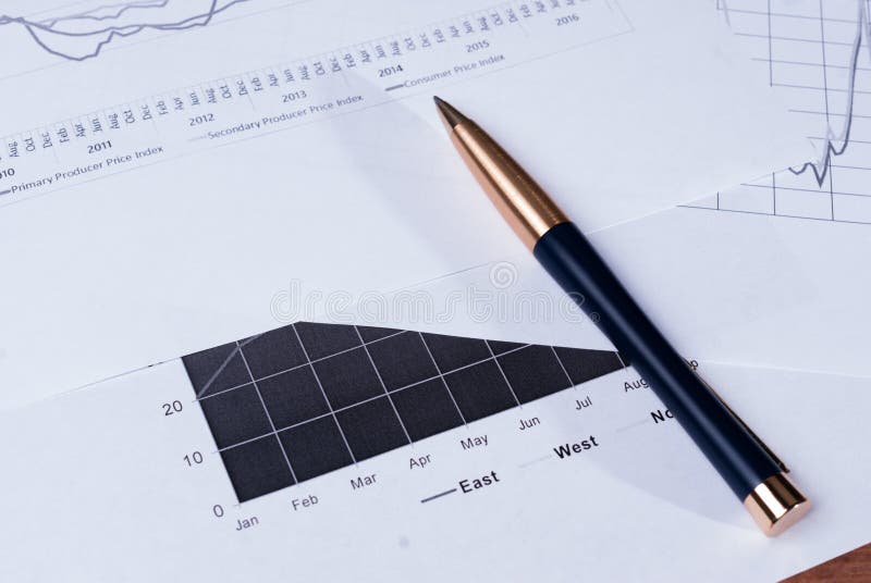 Download Stylo Se Trouvant Sur Diagrammes Financiers Image stock - Image du diagramme, analyser: 77158913