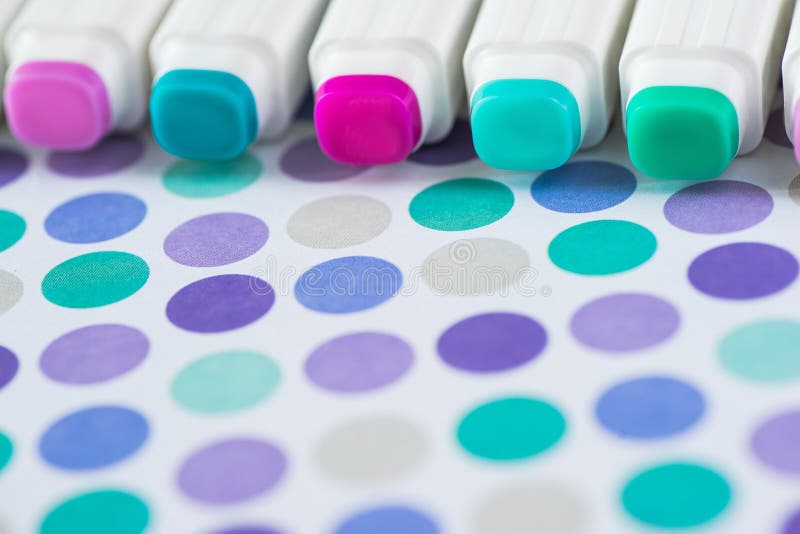 Stylos de marqueur de couleurs sur le fond de papier Marqueurs d'alcool photographie stock libre de droits Stylos de marqueur de couleurs sur le fond de papier Marqueurs d'alcool photographie stock libre de droits