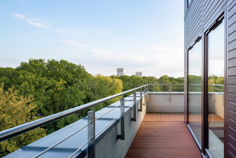 Stylowy balkon z niesamowitym widokiem obraz stock