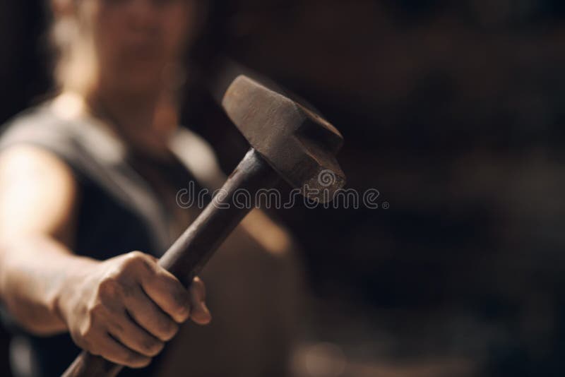 Städa hand och kvinna med hammarsmak och färdigheter med talang i workshop. företagare och företag. entreprenör och företag med verktyg för projektutrustning eller utrustning som är stark med metallindustri eller metalltillverkning.