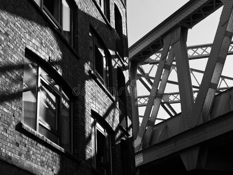 Städtische Stadt-Straßenecke: Weinlese-Zug-Brücken-und Backsteinmauer-Gebäude in London stockbilder Städtische Stadt-Straßenecke: Weinlese-Zug-Brücken-und Backsteinmauer-Gebäude in London stockbilder