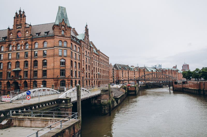städtische Szene mit altem Lagerstadtbezirk in Hamburg, Deutschland stockbilder städtische Szene mit altem Lagerstadtbezirk in Hamburg, Deutschland stockbilder