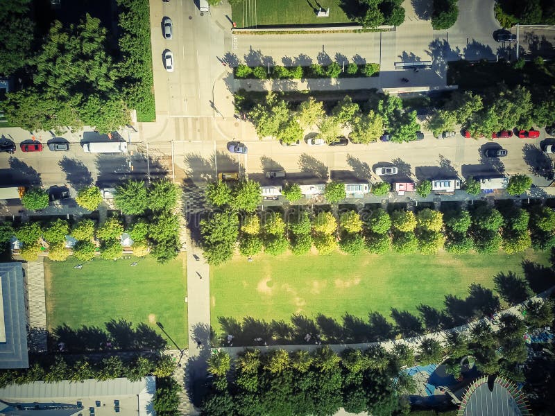 Städtischer Park des Draufsichtgrüns in im Stadtzentrum gelegenem Dallas, Texas, USA