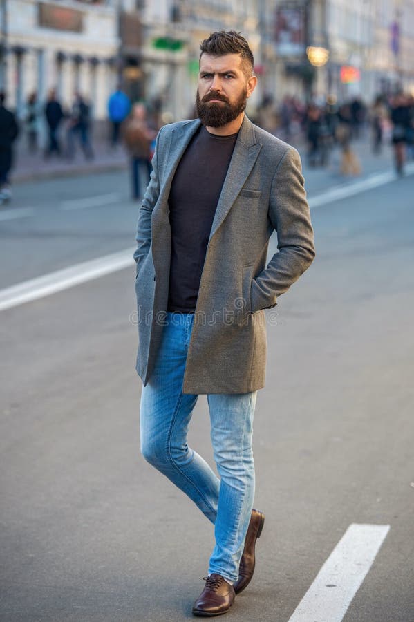Städtischer Stil. City Street und stilvoller Mann. Bearded man will arbeiten. Geschäftsmann auf der Straße. Geschäftsmann stockbild