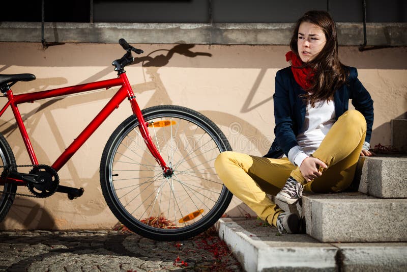 Städtisches Radfahren - Jugendliche und Fahrrad in der Stadt lizenzfreie stockfotografie Städtisches Radfahren - Jugendliche und Fahrrad in der Stadt lizenzfreie stockfotografie