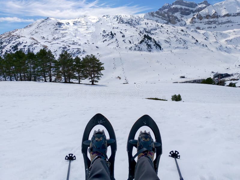 ställ in av ett par av snöskor, eller racket av snö och två skidar poler på den kalla vita snön som är klar att gå på det snöig b arkivbild ställ in av ett par av snöskor, eller racket av snö och två skidar poler på den kalla vita snön som är klar att gå på det snöig b arkivbild