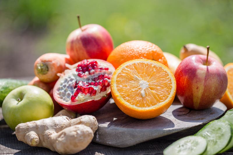 Ställ in av tropiska frukter färgrik och ny sommar, många sunda foods mogen frukt blandad på grön naturlig bakgrund royaltyfria bilder Ställ in av tropiska frukter färgrik och ny sommar, många sunda foods mogen frukt blandad på grön naturlig bakgrund royaltyfria bilder